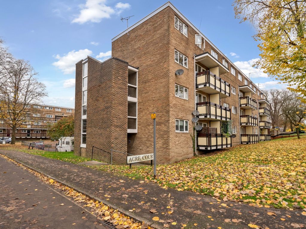 3 bed flat for sale in Acre Court, Andover SP10, £150,000