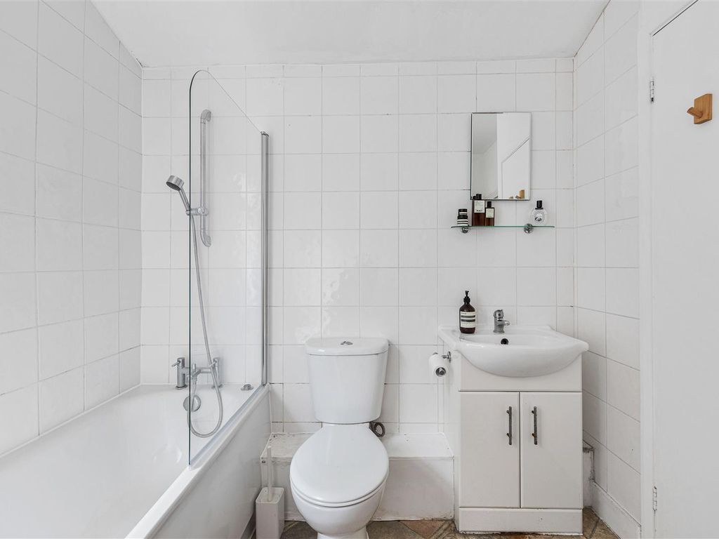2 bed property for sale in Stirling Road, London E13, £450,000