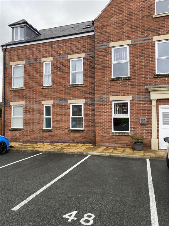 2 bed flat to rent in Corunna Court, Wrexham LL13, £825 pcm