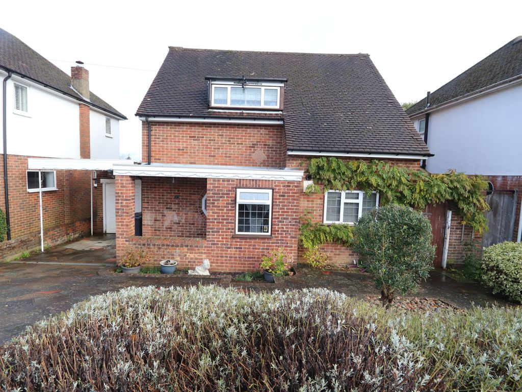 3 bed detached house to rent in Bishops Close, Coulsdon CR5, £2,300 pcm