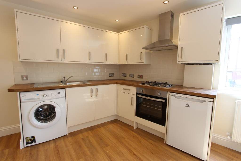 2 bed flat to rent in Chase Side, London N14, £1,850 pcm