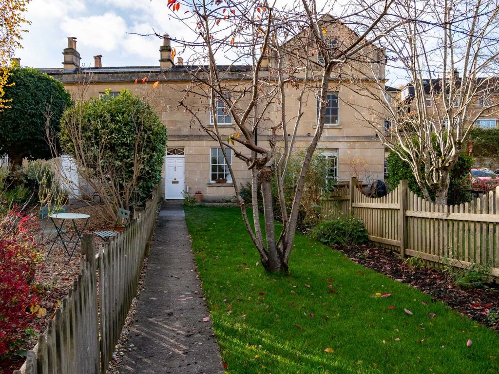 2 bed property to rent in Worcester Place, Bath BA1, £1,600 pcm