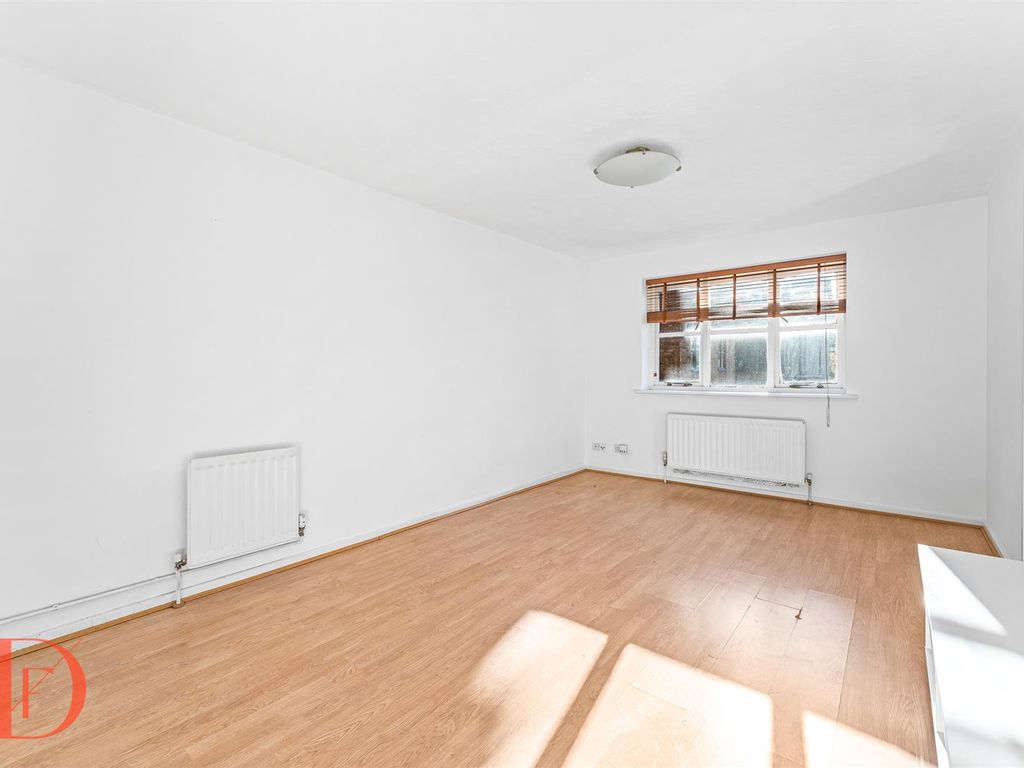 1 bed flat for sale in The Croft, Loughton IG10, £230,000