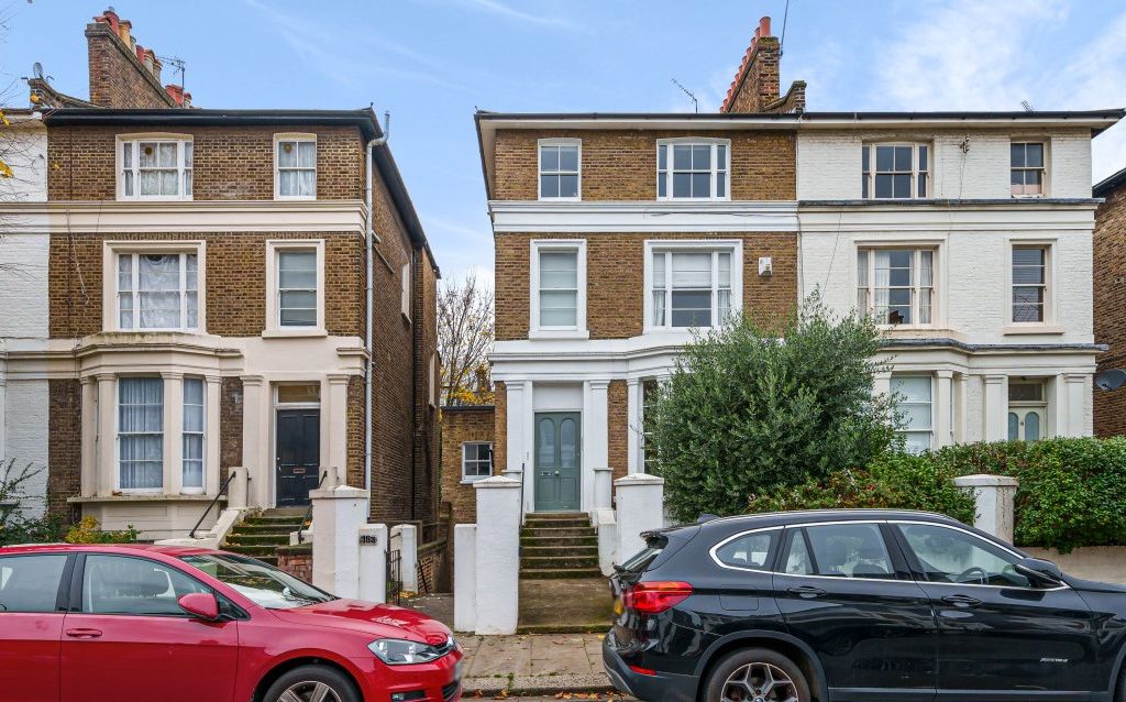2 bed flat for sale in Stowe Road, London W12, £550,000