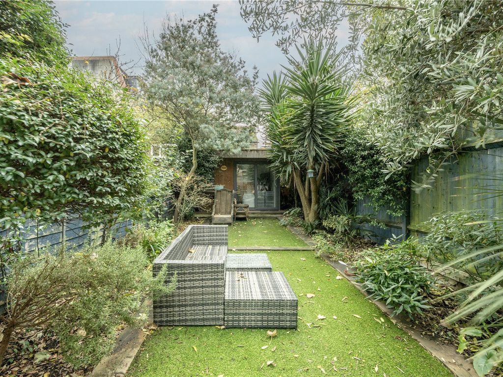 2 bed flat for sale in Wandsworth Road, London SW8, £635,000