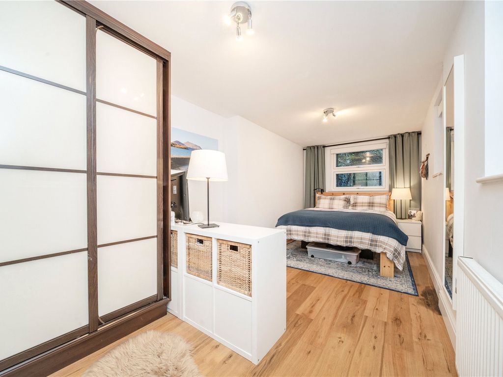 2 bed flat for sale in Wandsworth Road, London SW8, £635,000