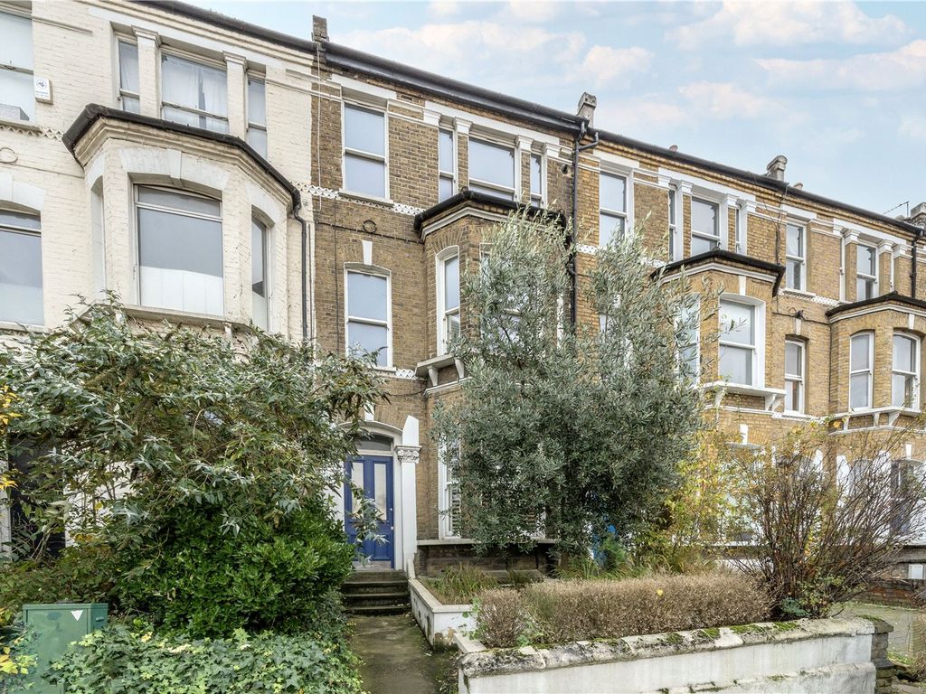 2 bed flat for sale in Wandsworth Road, London SW8, £635,000