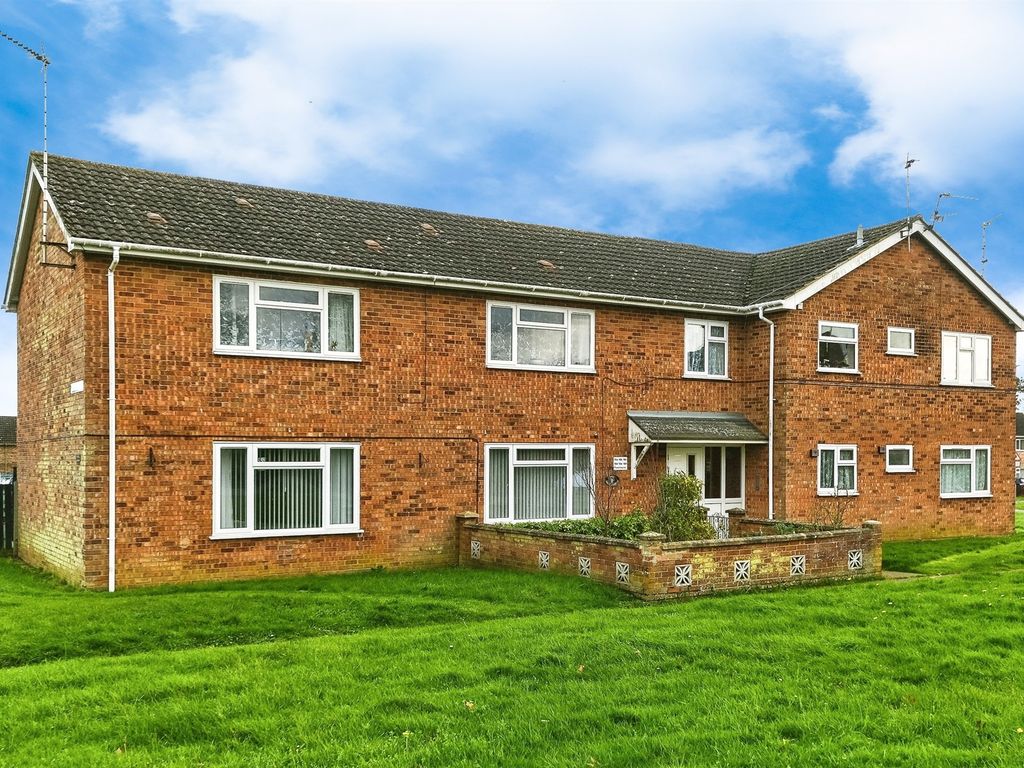 2 bed flat for sale in Hawthorns, King's Lynn PE30, £125,000
