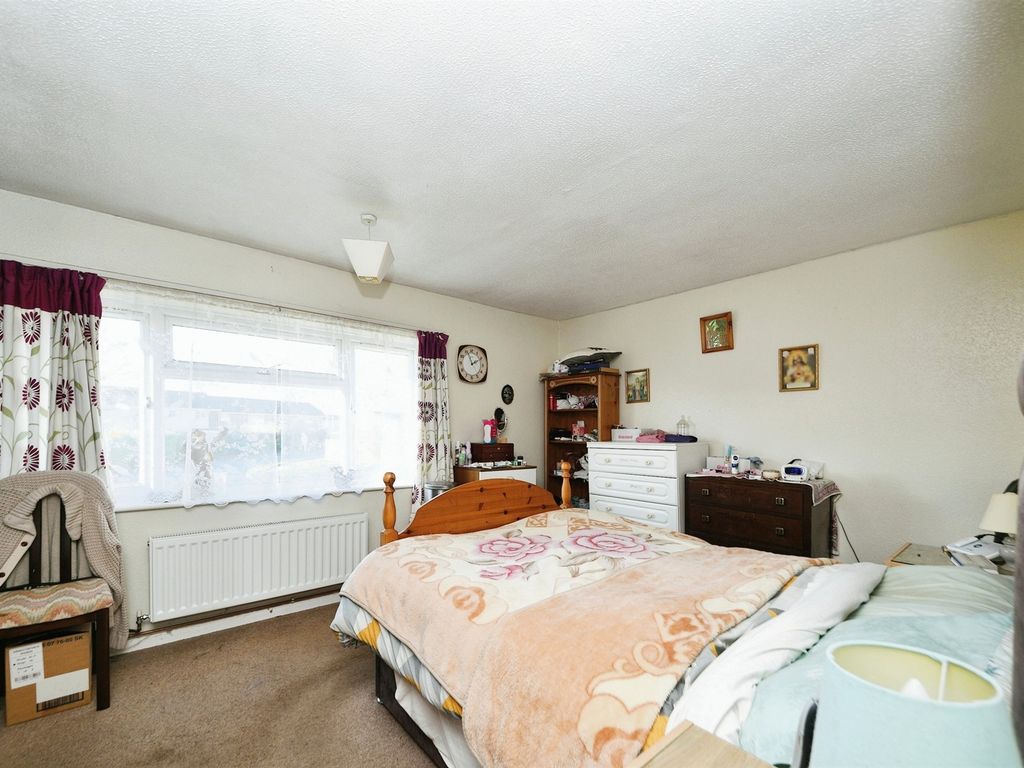2 bed flat for sale in Hawthorns, King's Lynn PE30, £125,000