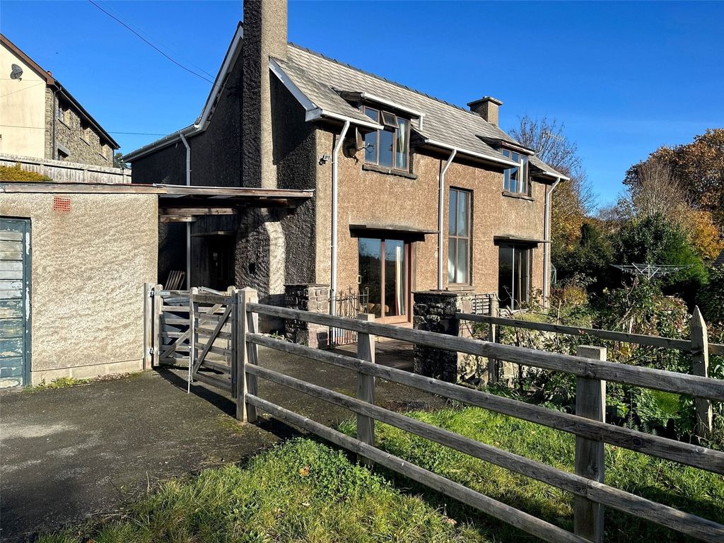 3 bed detached house for sale in Dorlangoch, Brecon, Powys LD3, £495,000