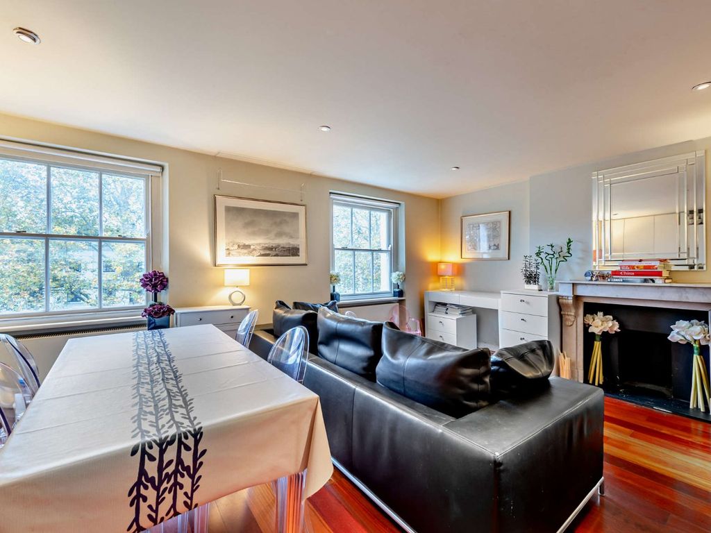 2 bed flat for sale in Ovington Square, London SW3, £1,100,000