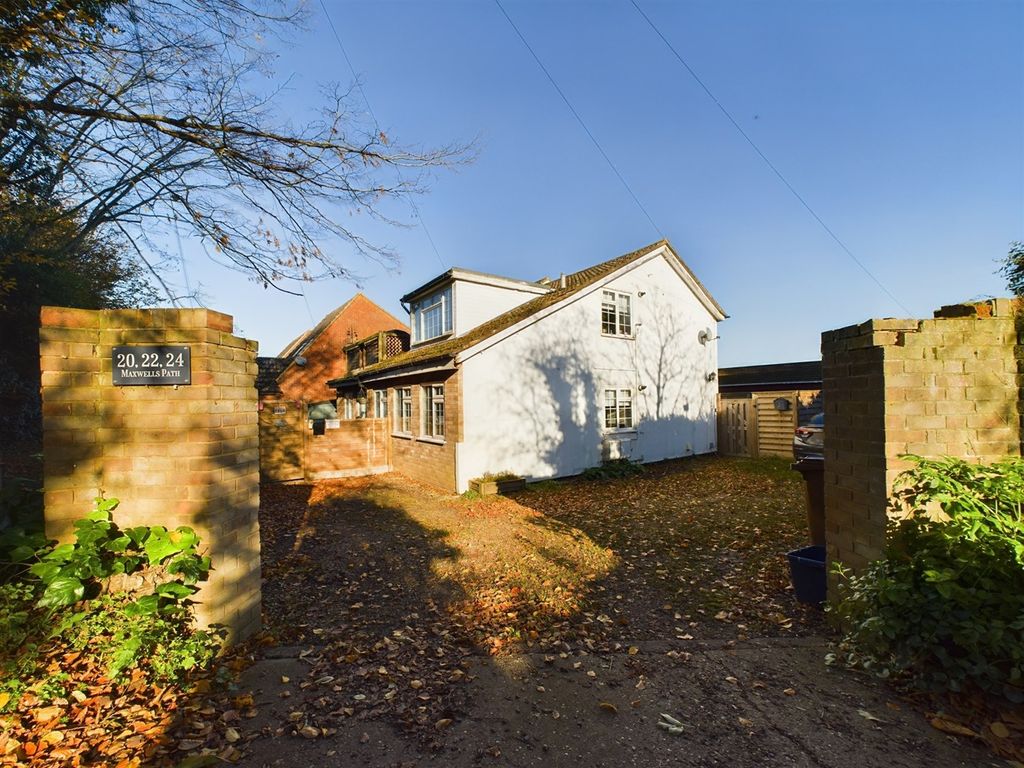 1 bed flat for sale in Maxwells Path, Hitchin SG5, £235,000