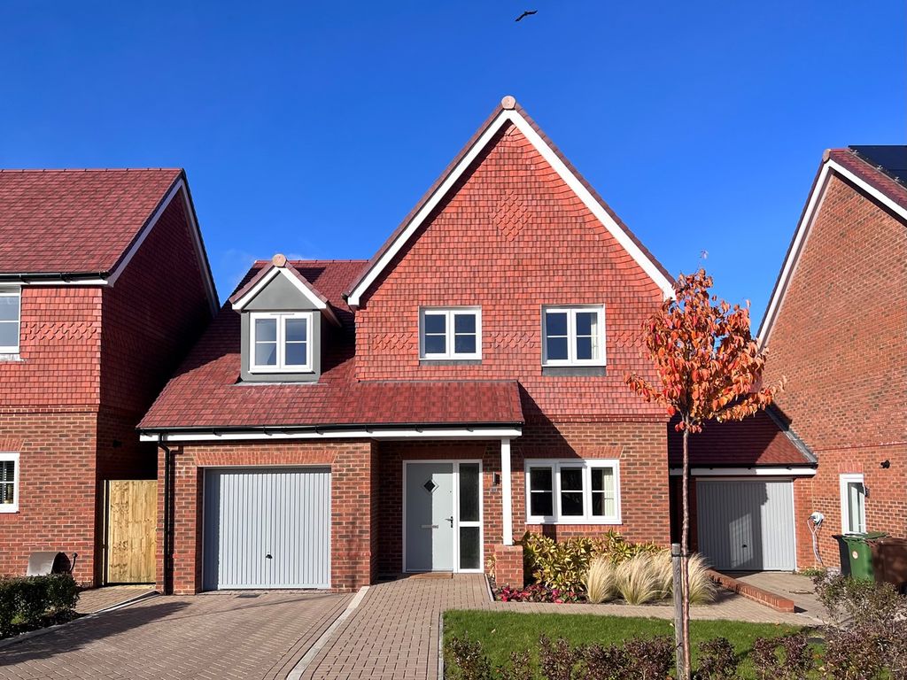 3 bed detached house for sale in Lawrence Avenue, Shrivenham SN6, £450,000