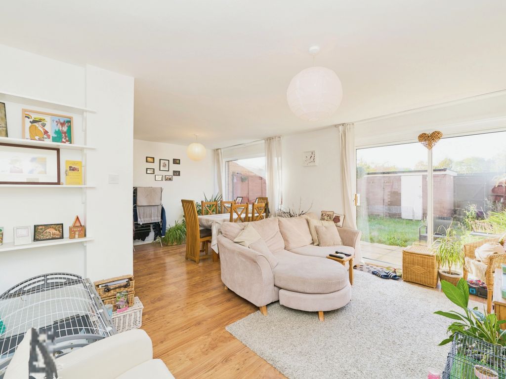 3 bed end terrace house for sale in Boston Manor Road, Brentford TW8, £635,000