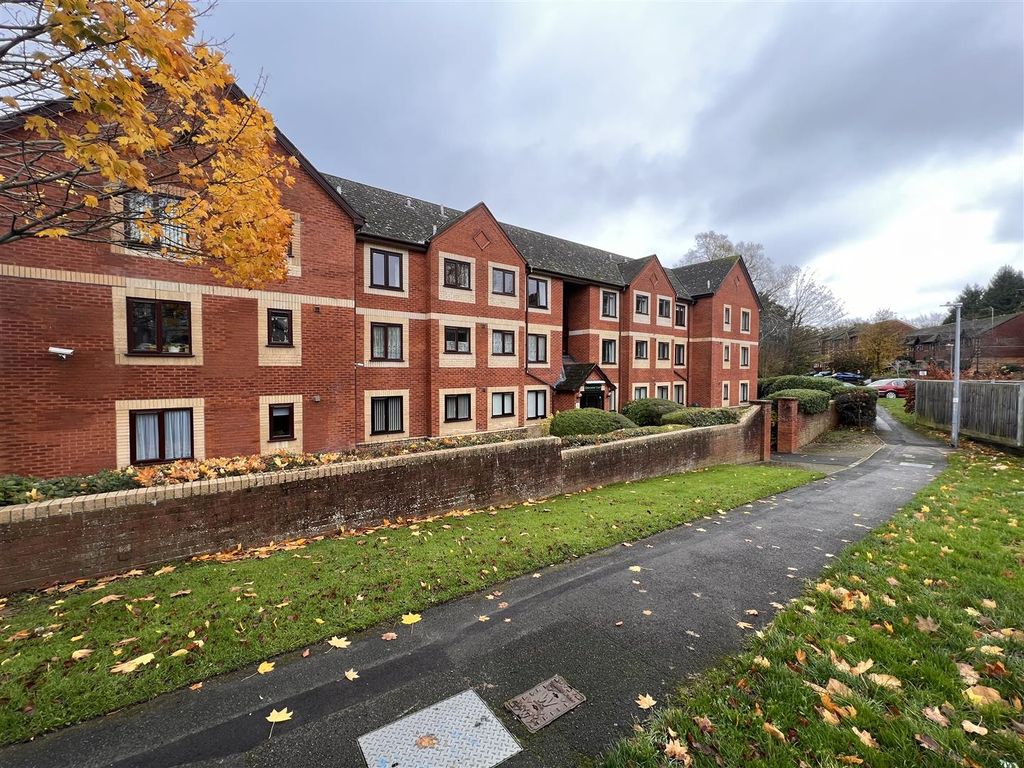 2 bed flat for sale in Drove Road, Swindon SN1, £100,000