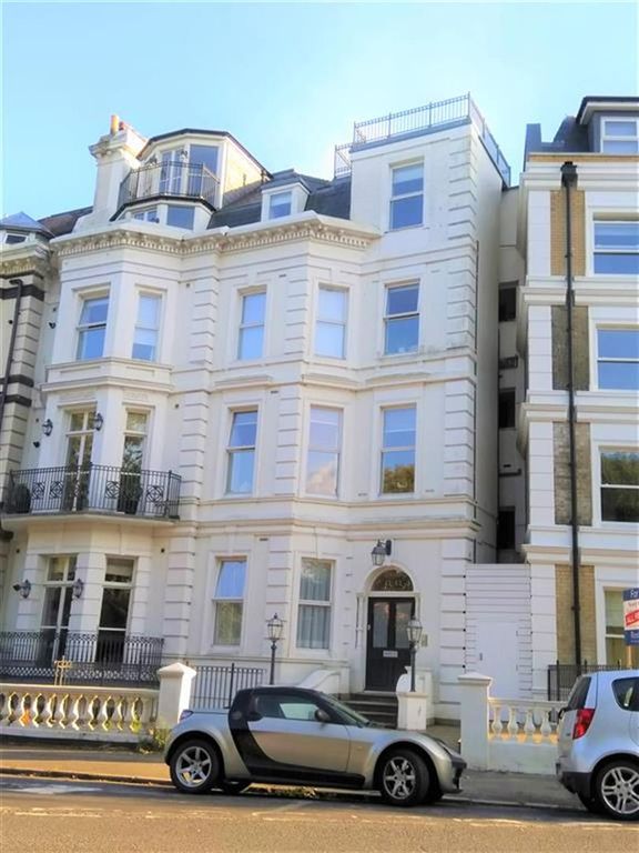 2 bed flat to rent in Trinity Crescent, Folkestone CT20, £1,050 pcm