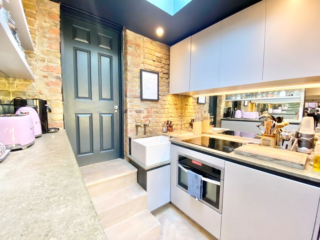 1 bed flat for sale in Victoria Road, New Barnet EN4, £250,000