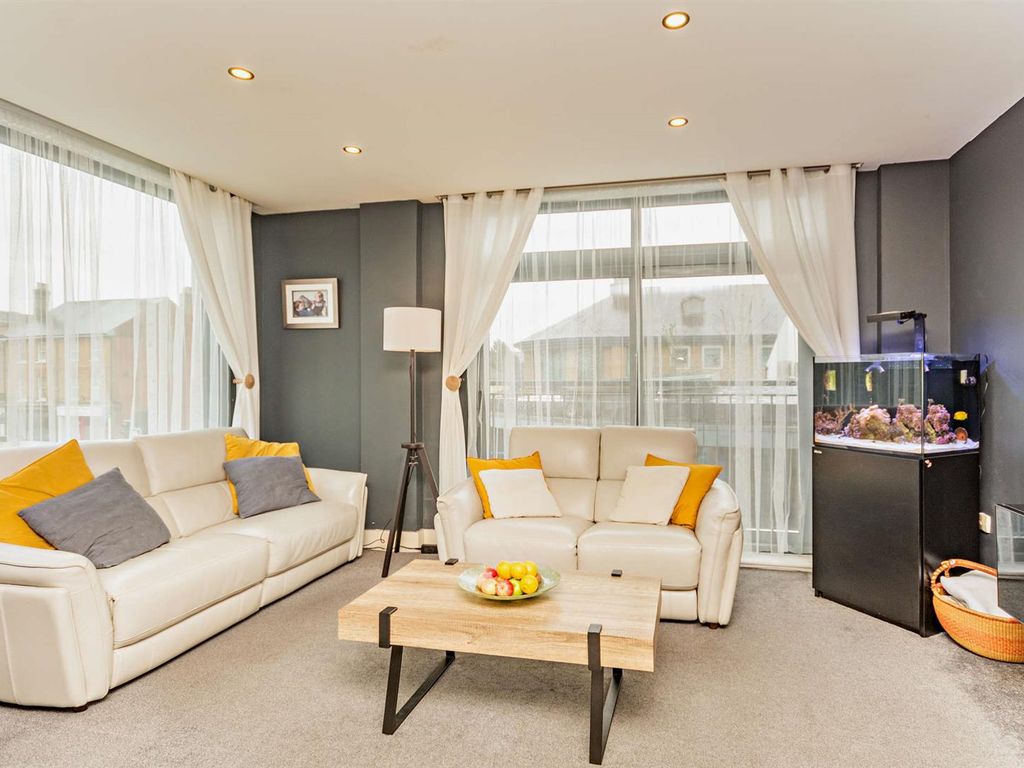 2 bed flat for sale in Guildford Street, Chertsey KT16, £249,950