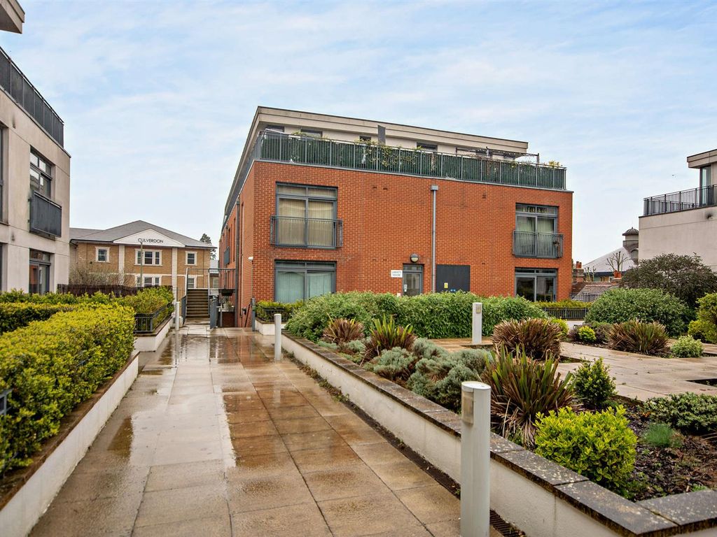 2 bed flat for sale in Guildford Street, Chertsey KT16, £249,950