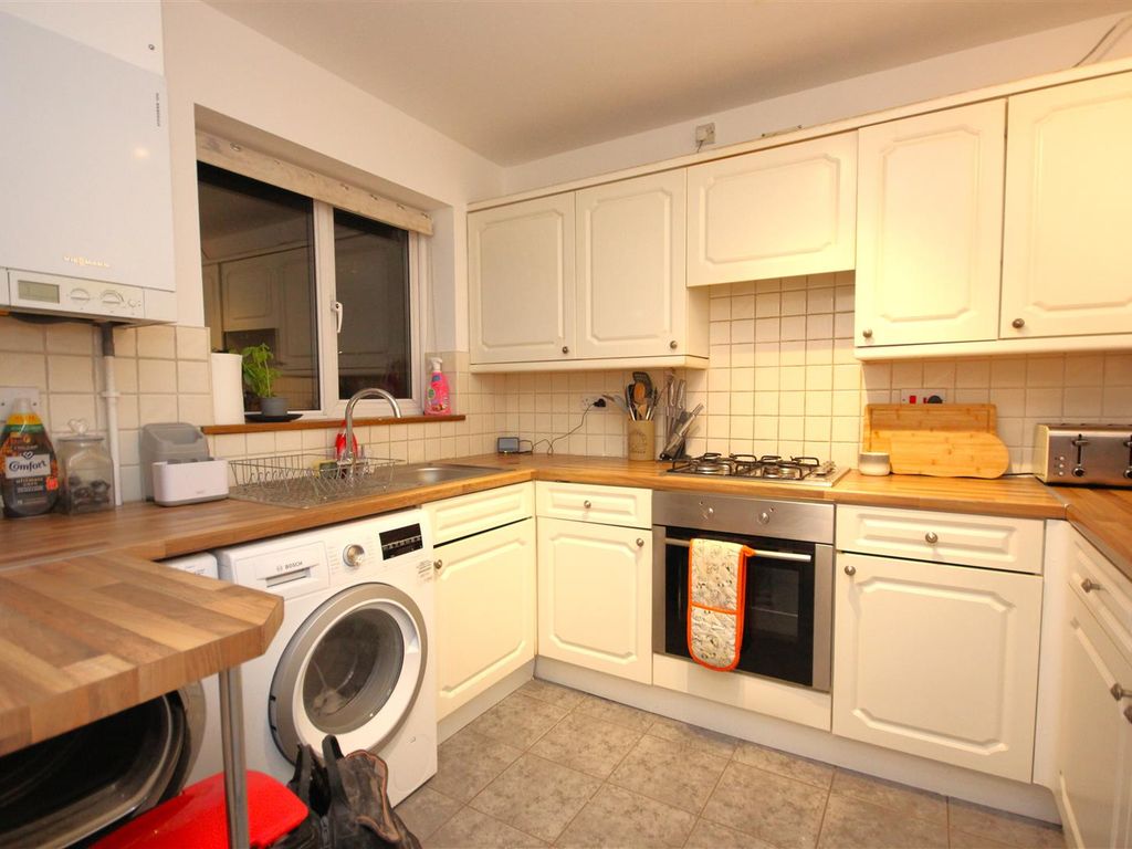 3 bed semi-detached house for sale in Foxglove Close, Rushden NN10, £249,950