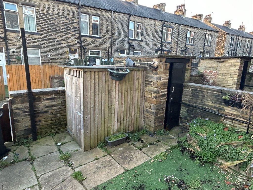 2 bed end terrace house for sale in Bath Place, Halifax HX3, £112,000