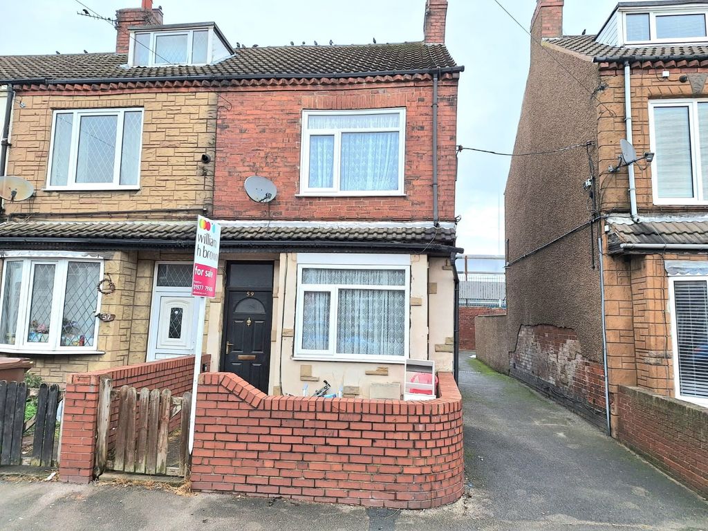 3 bed end terrace house for sale in Post Office Road, Featherstone, Pontefract WF7, £40,000