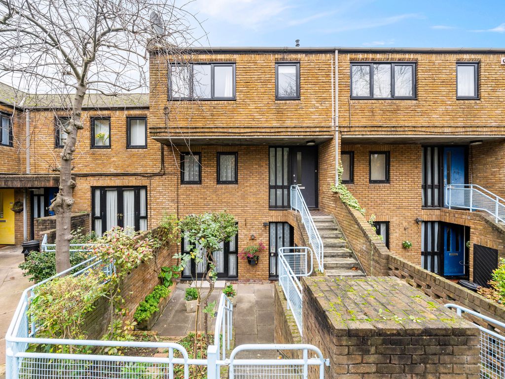 1 bed maisonette for sale in Searle Place, London N4, £360,000