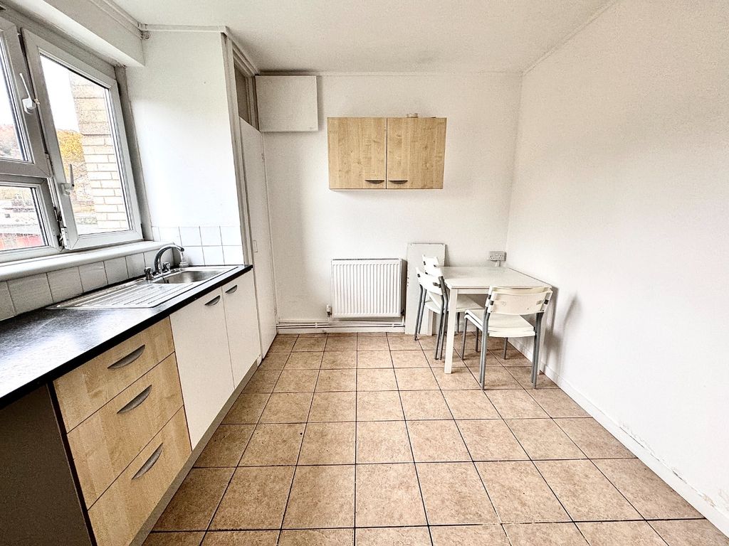1 bed flat for sale in Myrtledene Road, Abbey Wood, London SE2, £215,000