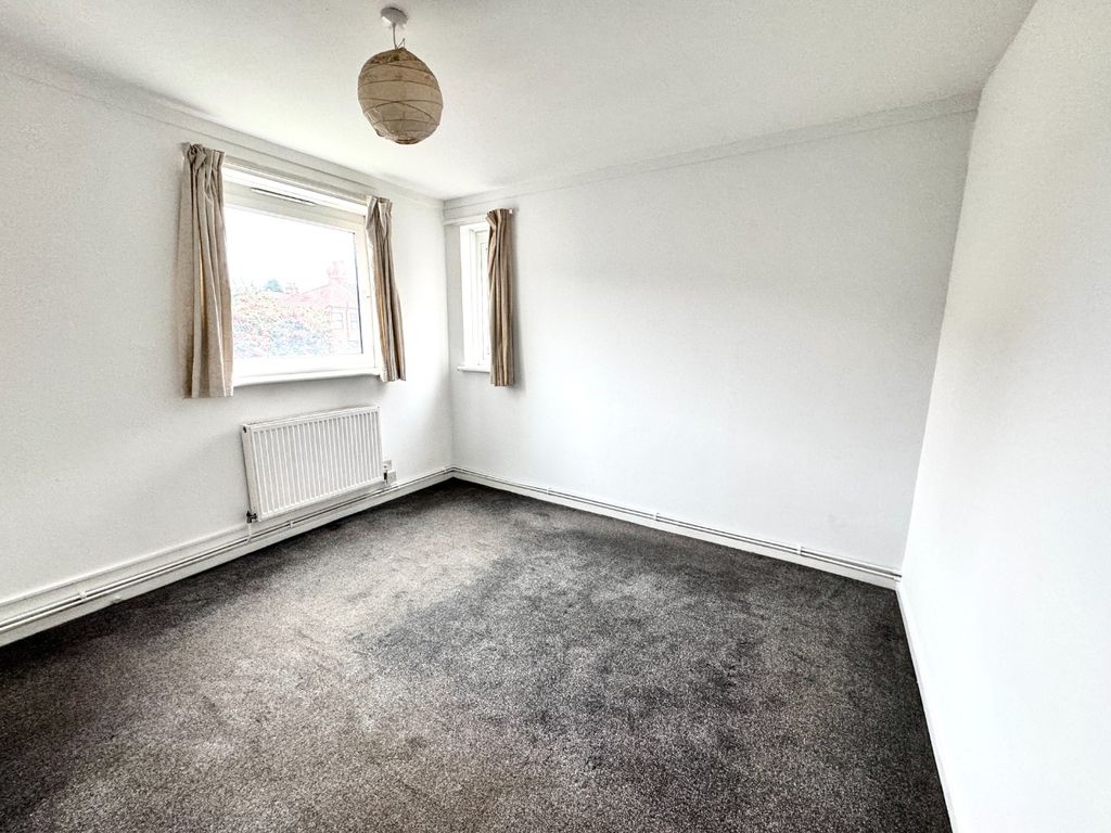 1 bed flat for sale in Myrtledene Road, Abbey Wood, London SE2, £215,000
