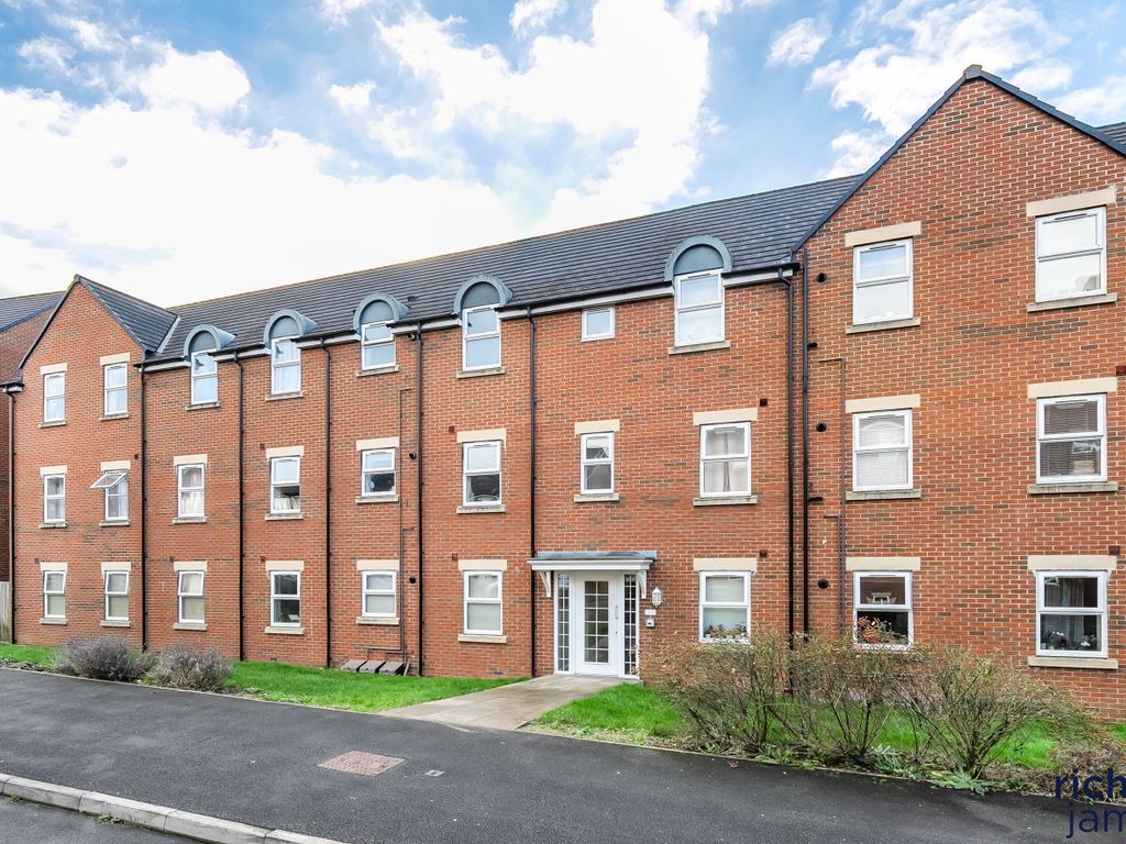 2 bed flat for sale in Cloatley Crescent, Royal Wootton Bassett SN4, £155,000