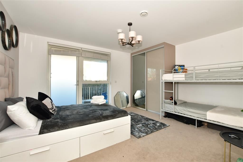 1 bed flat for sale in Rainham Road, Dagenham, Essex RM10, £220,000