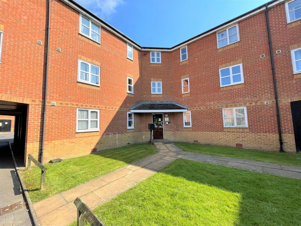 2 bed flat to rent in Earlsworth Road, Ashford TN24, £900 pcm