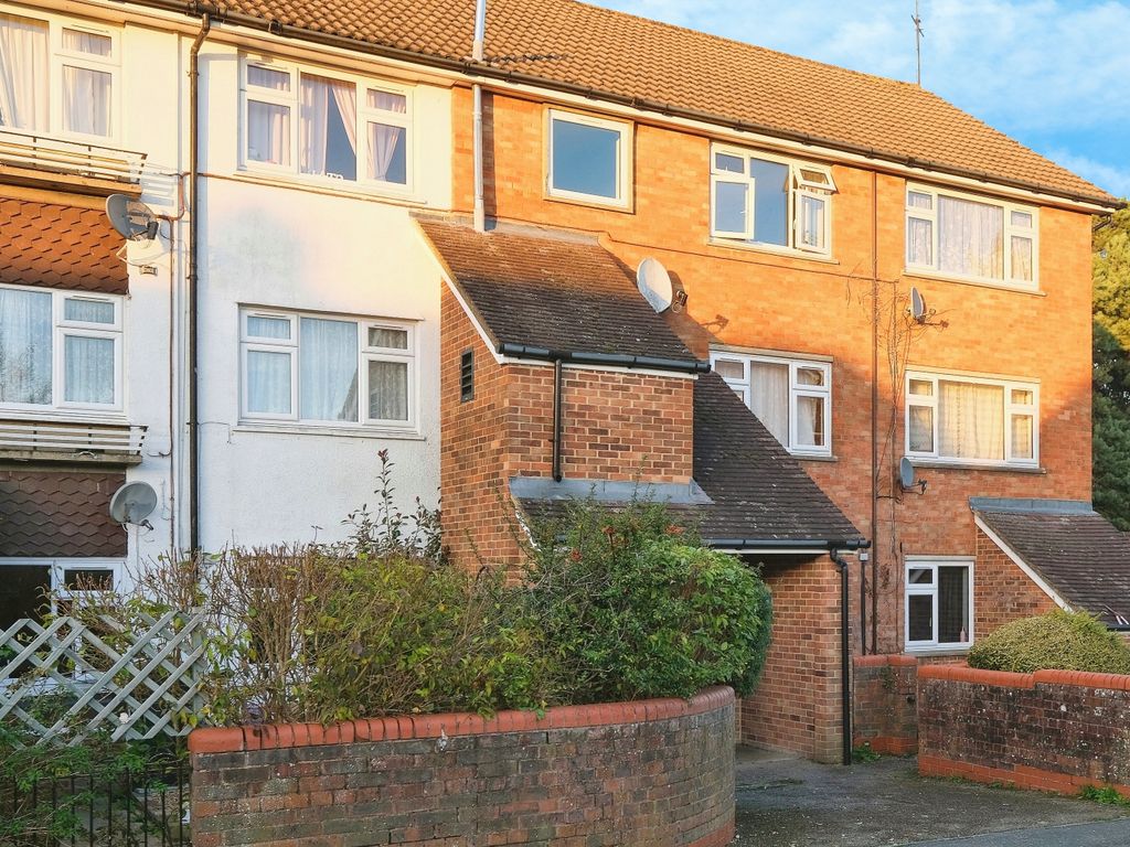 2 bed flat for sale in Horseshoe Crescent, Camberley GU15, £200,000