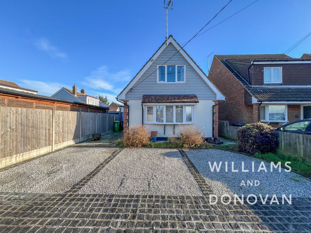 3 bed property for sale in Hillcrest Avenue, Hullbridge, Hockley SS5, £375,000