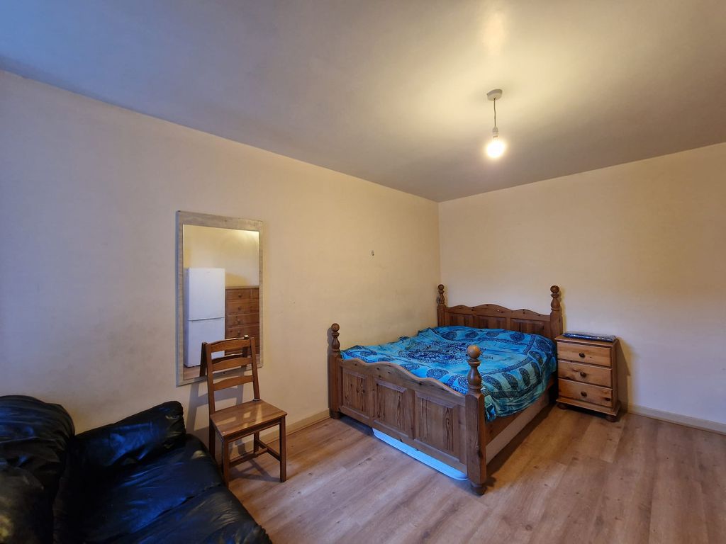 Room to rent in Churchill Place, Harrow HA1, £950 pcm