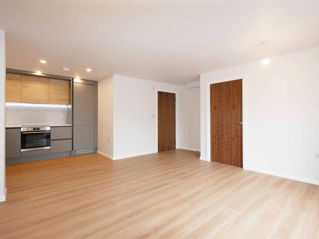 1 bed flat for sale in Market Place, Wallingford OX10, £250,000