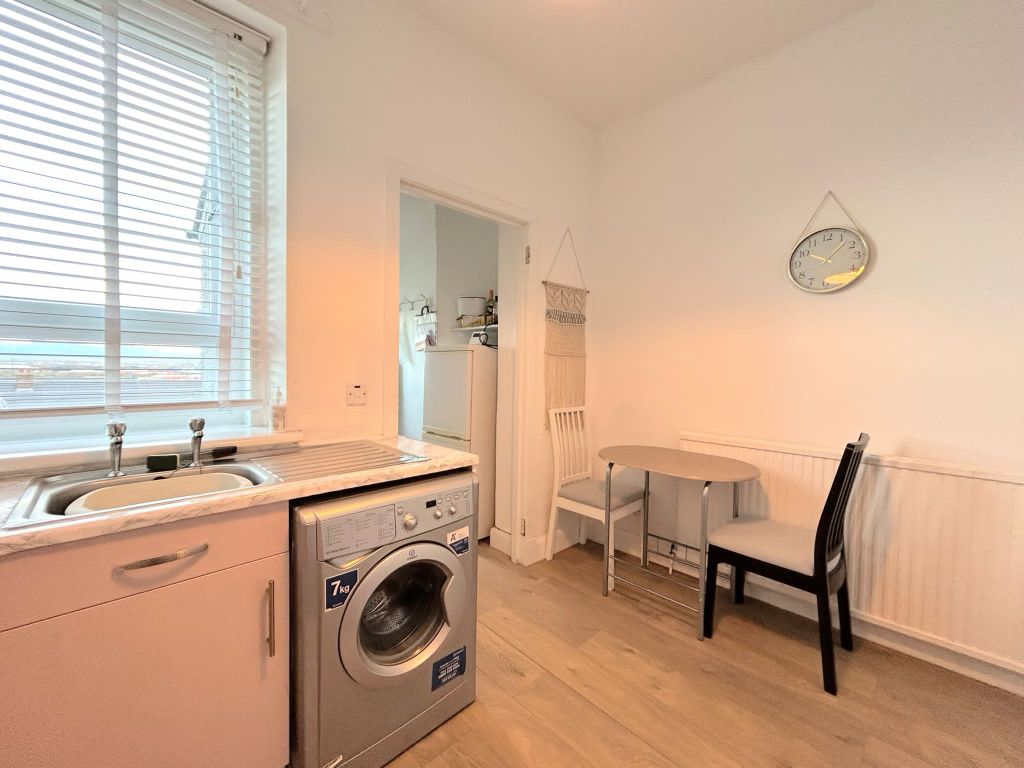 2 bed flat for sale in Mary Street, Lauriston FK2, £84,995