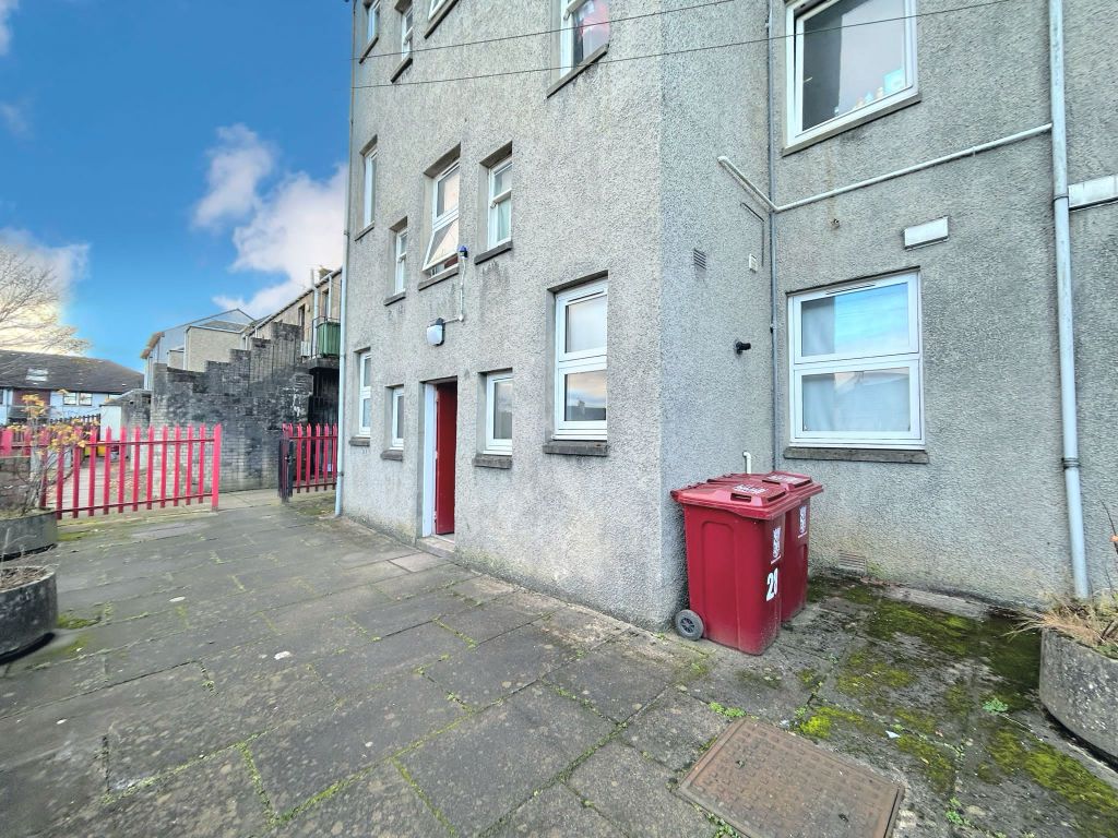 2 bed flat for sale in Mary Street, Lauriston FK2, £84,995