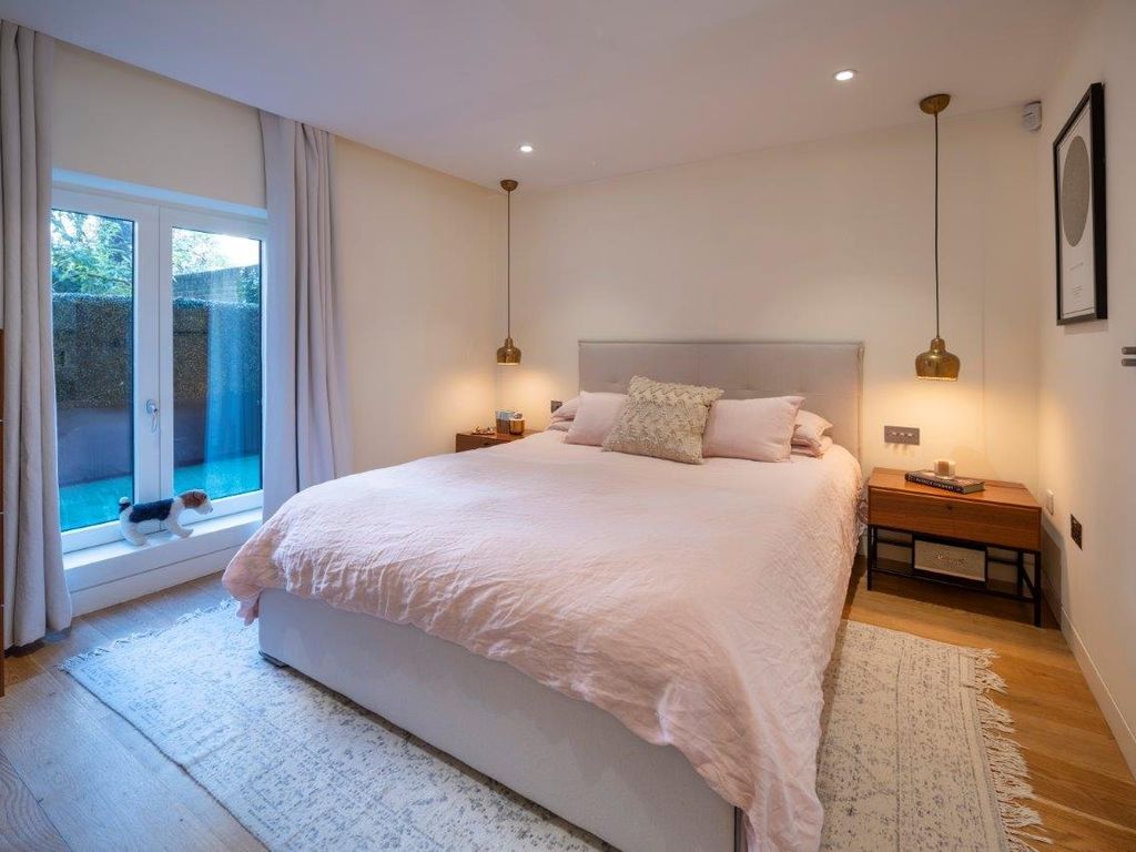 2 bed flat for sale in Abbey Road, St John's Wood, London NW8, £1,095,000