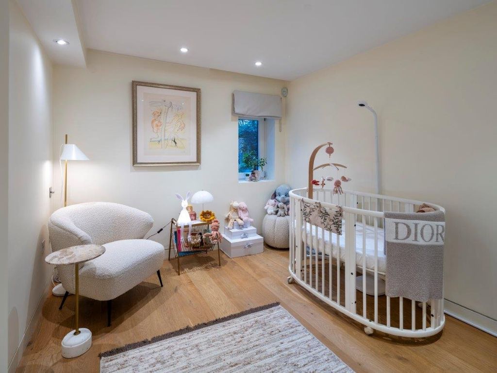 2 bed flat for sale in Abbey Road, St John's Wood, London NW8, £1,095,000