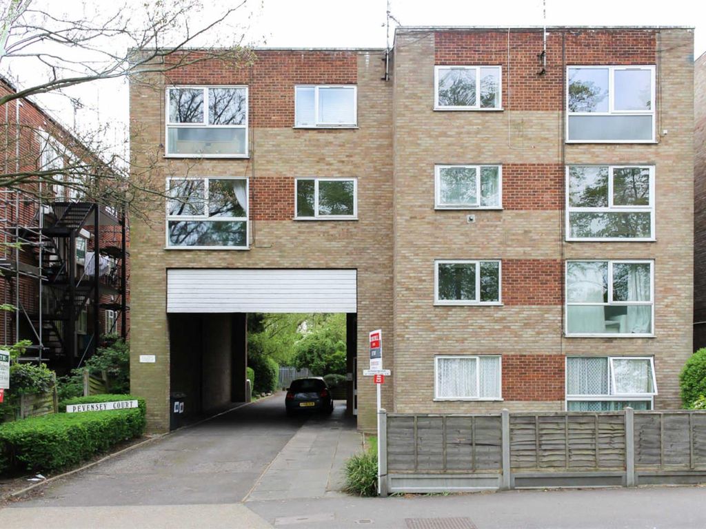1 bed flat to rent in Pevensey Court, Churchfields, South Woodford E18, £1,400 pcm