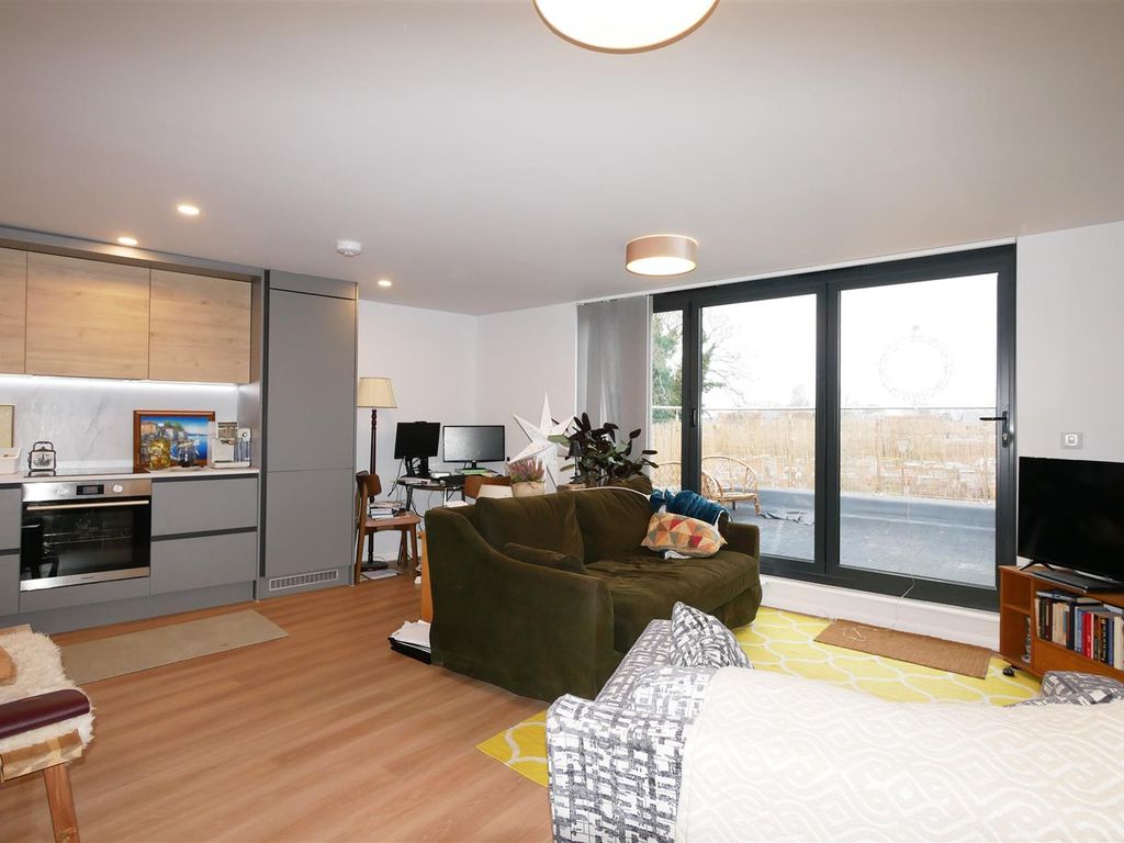 1 bed flat for sale in Market Place, Wallingford OX10, £280,000