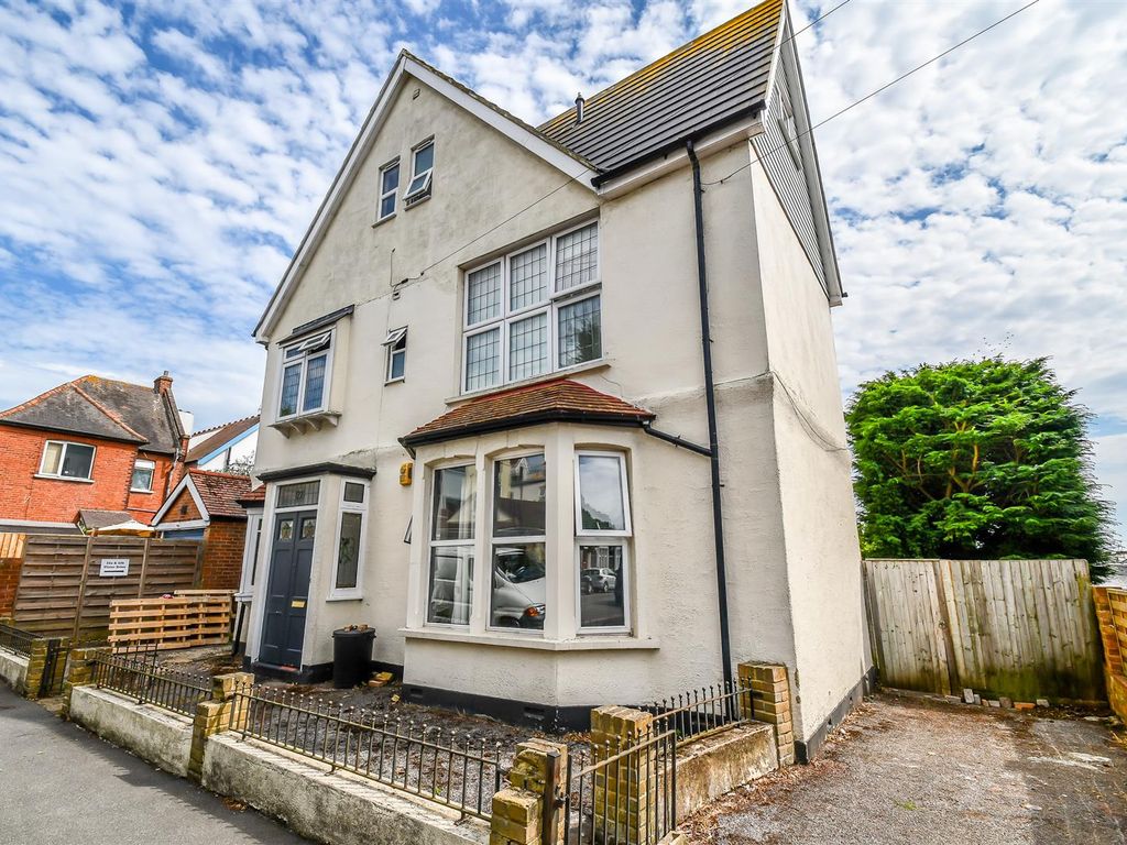 2 bed flat for sale in Victor Drive, Leigh-On-Sea SS9, £490,000