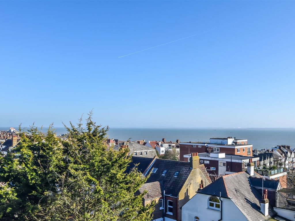 3 bed flat for sale in Broadway, Leigh-On-Sea SS9, £499,995