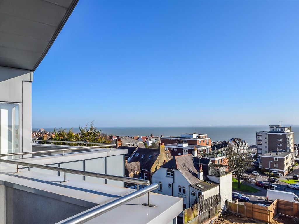 3 bed flat for sale in Broadway, Leigh-On-Sea SS9, £499,995