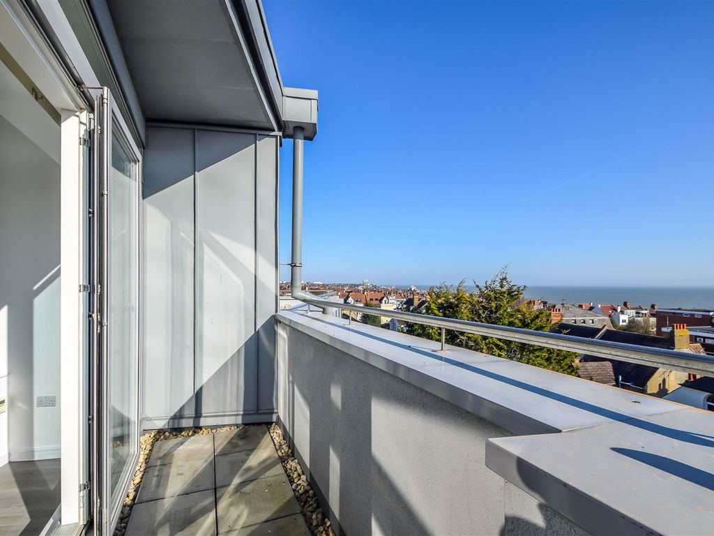 3 bed flat for sale in Broadway, Leigh-On-Sea SS9, £499,995