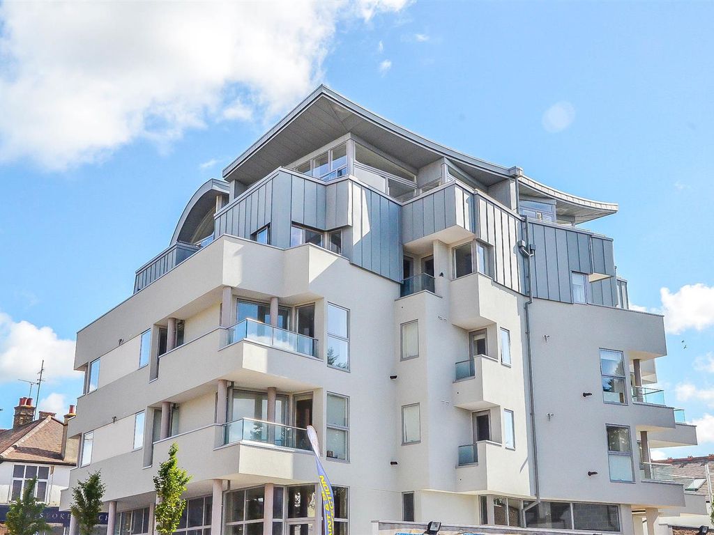 3 bed flat for sale in Broadway, Leigh-On-Sea SS9, £499,995