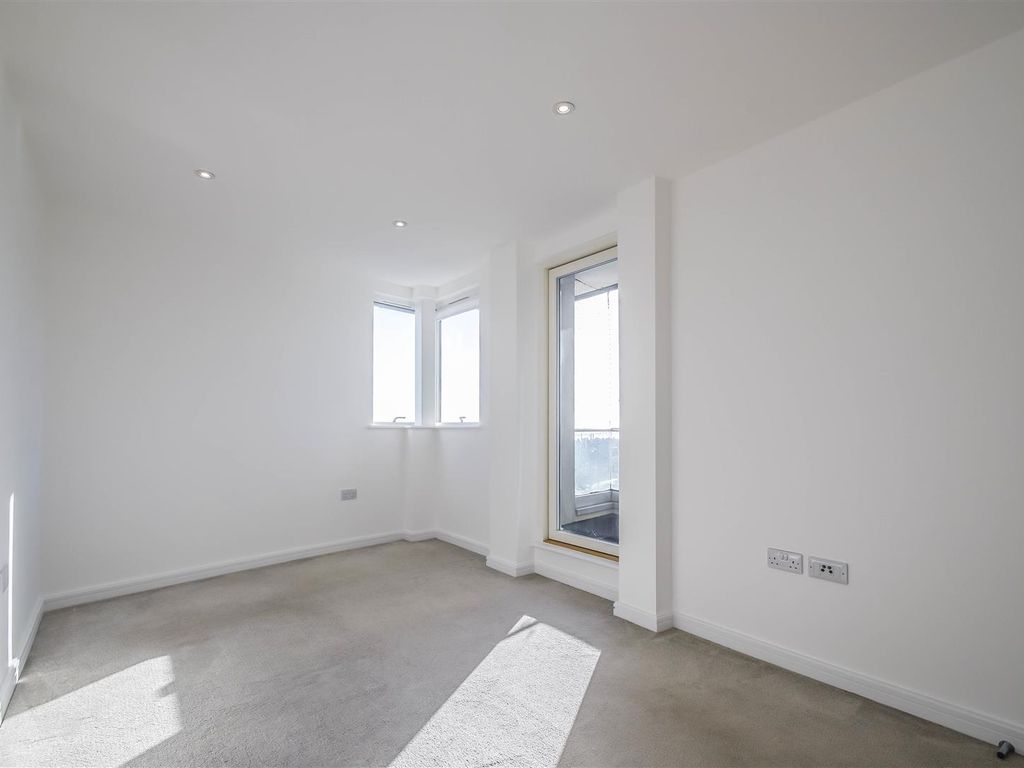3 bed flat for sale in Broadway, Leigh-On-Sea SS9, £499,995