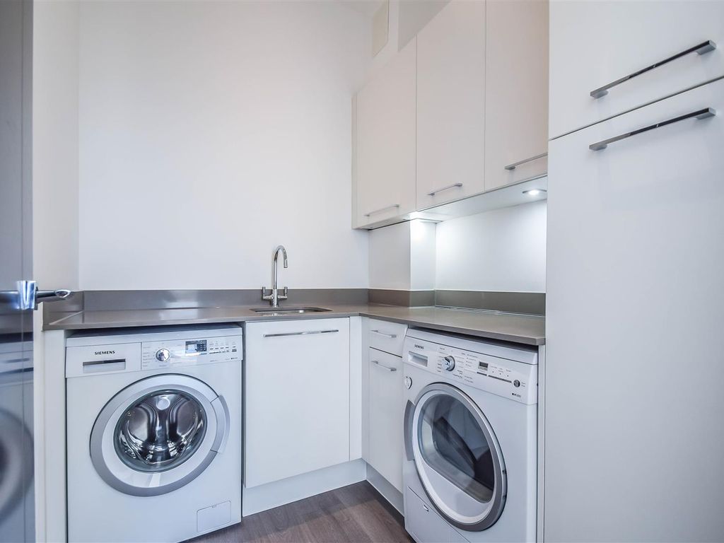 3 bed flat for sale in Broadway, Leigh-On-Sea SS9, £499,995