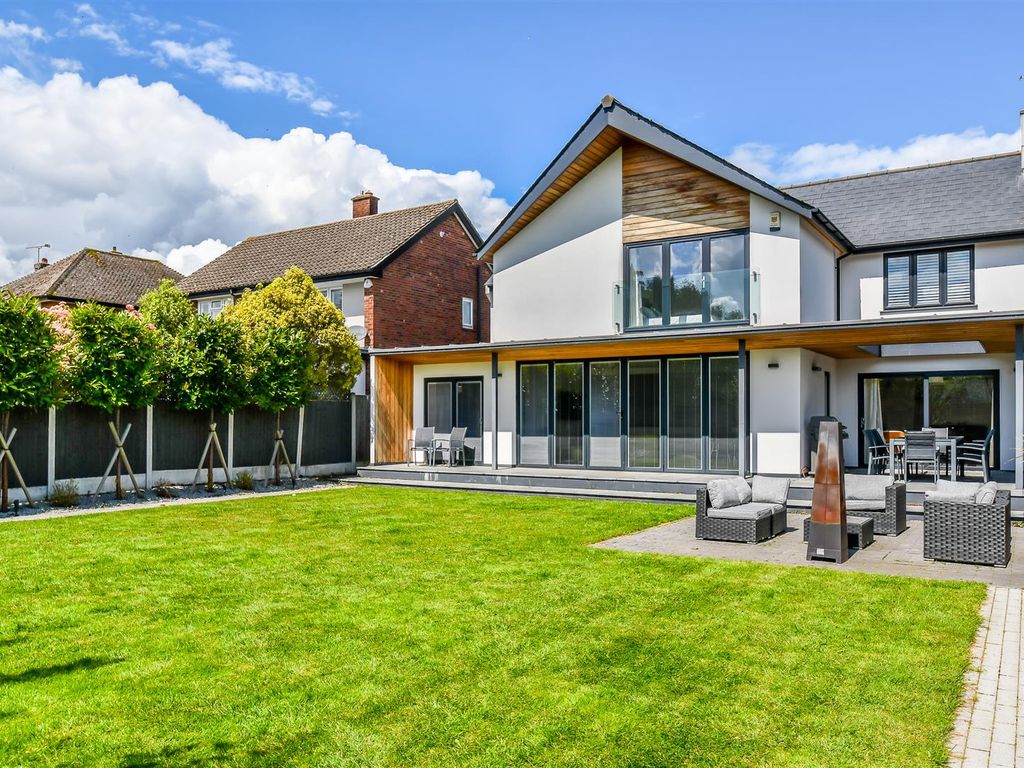 4 bed detached house for sale in Woodlands Park, Leigh-On-Sea SS9, £950,000